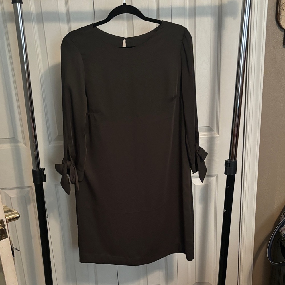 Elegant Hunter Green Dress with Bow Sleeves
